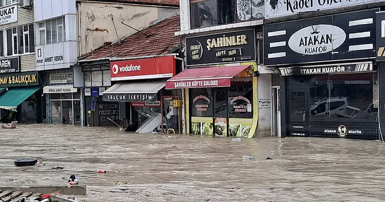 OnderKahveci's tweet photo. Geçmiş Olsun Havza

Samsun’un Havza ilçesinde yaşanan sel felaketinden etkilenen tüm vatandaşlarımıza geçmiş olsun dileklerimi iletiyorum.

Herhangi bir can kaybının yaşanmamış olması en büyük tesellimizdir. Selden zarar gören vatandaşlarımızın yaralarının en kısa sürede sarılmasını temenni ediyorum.

Rabbim ülkemizi her türlü afetten ve felaketten korusun.