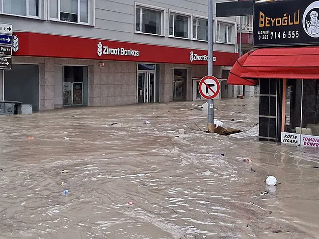 OnderKahveci's tweet photo. Geçmiş Olsun Havza

Samsun’un Havza ilçesinde yaşanan sel felaketinden etkilenen tüm vatandaşlarımıza geçmiş olsun dileklerimi iletiyorum.

Herhangi bir can kaybının yaşanmamış olması en büyük tesellimizdir. Selden zarar gören vatandaşlarımızın yaralarının en kısa sürede sarılmasını temenni ediyorum.

Rabbim ülkemizi her türlü afetten ve felaketten korusun.