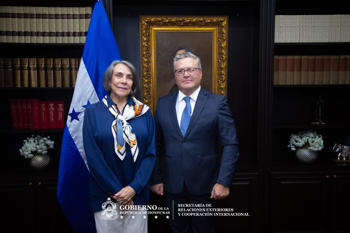 CancilleriaHN's tweet photo. 🇭🇳🤝🇩🇪 🇩🇴 🇵🇦 𝗟𝗮 𝗖𝗮𝗻𝗰𝗶𝗹𝗹𝗲𝗿 𝗔𝗴ü𝗲𝗿𝗼 𝗷𝘂𝗿𝗮𝗺𝗲𝗻𝘁𝗮 𝗮 𝗻𝘂𝗲𝘃𝗼𝘀 𝗘𝗺𝗯𝗮𝗷𝗮𝗱𝗼𝗿𝗲𝘀 🌎 

La Secretaria de Relaciones Exteriores y Cooperación Internacional 𝗠𝗶𝗿𝗲𝘆𝗮 𝗔𝗴ü𝗲𝗿𝗼, 𝗷𝘂𝗿𝗮𝗺𝗲𝗻𝘁ó 𝗮 𝗻𝘂𝗲𝘃𝗼𝘀 𝗘𝗺𝗯𝗮𝗷𝗮𝗱𝗼𝗿𝗲𝘀 𝗱𝗲 𝗛𝗼𝗻𝗱𝘂𝗿𝗮𝘀, 𝗰𝗼𝗻 𝗲𝗹 𝗽𝗿𝗼𝗽ó𝘀𝗶𝘁𝗼 𝗱𝗲 𝗳𝗼𝗿𝘁𝗮𝗹𝗲𝗰𝗲𝗿 𝗲𝗹 𝘀𝗲𝗿𝘃𝗶𝗰𝗶𝗼 𝗲𝘅𝘁𝗲𝗿𝗶𝗼𝗿 𝗰𝗼𝗻 𝗹𝗮 𝗱𝗲𝘀𝗶𝗴𝗻𝗮𝗰𝗶ó𝗻 𝗱𝗲 𝗱𝗶𝗽𝗹𝗼𝗺á𝘁𝗶𝗰𝗼𝘀 𝗱𝗲 𝗰𝗮𝗿𝗿𝗲𝗿𝗮 𝘆 𝗱𝗲 𝗴𝗿𝗮𝗻 𝗲𝘅𝗽𝗲𝗿𝗶𝗲𝗻𝗰𝗶𝗮.

La Canciller Agüero, juramentó como nueva Embajadora de Honduras ante la República Federal de Alemania a Sandra Yamileth Ponce Aguilera, seguidamente a Ernesto Alfonso Pumpo, como nuevo Embajador de Honduras en República Dominicana, también designó a Rafael Fernando Sierra Quesada, como Embajador de Honduras ante la República de Panamá. 

Con estos nombramientos en el exterior el Gobierno de Honduras continúa fortaleciendo las relaciones comerciales, culturales, diplomáticas, para lograr una atención en el exterior más confiable y cercana a la diáspora hondureña.