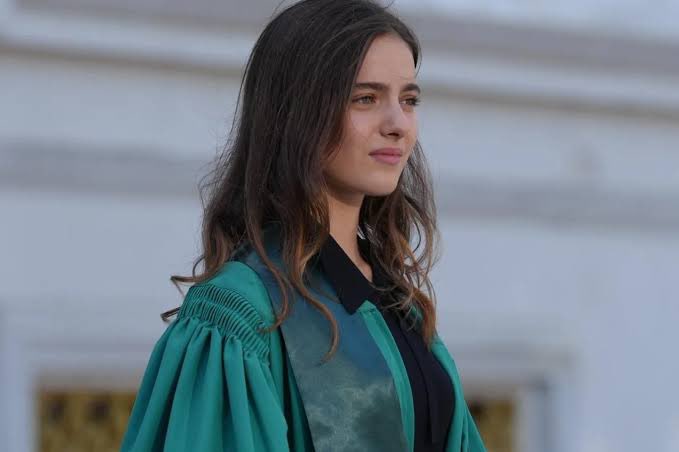 psikologroza's tweet photo. Eleni.. 

“Tüm karmaşaların içinde, eğilmeden durabilmek için savaşmak..” 

Gerçek sevgiyi bulunca ışıl ışıl parlayan Eleni.. 
Ah Eleni büyüdüğün aileye rağmen gözlerinin içi gülen Eleni.. Dikenlerin içinde her şeye rağmen çiçek açan Eleni.. 

Eleni’nin hikayesi aslında bir şeyi kaybetmekten değil, hiç ‘tam’ olamamaktan geliyor.. Yalnızlıktan kalabalığa geçiş..

Eleni’nin hikayesini acılı yapan durum ‘çocukluktan gelen boşluk’ çünkü elenin meselesi birini kaybetmek değil en başta tutunacak bir yer bulamadan büyümüş olması. 
Ailesiz büyümek Eleni’de sadece bir eksiklik yaratmıyor, bir kimlik boşluğu yaratıyor. İnsanlar genelde “kime aitim?” sorusunu aile içinde öğrenir. Eleni’de bu soru hep havada kalmış çünkü hiçbir zaman gerçek aileye sahip olamamış. O yüzden hayata başlarken bile biraz eksik başlıyor. Duygularının yoğunluğu da buradan geliyor. çünkü boşluk ne kadar büyükse, hisler o kadar sert olur.
Eleni’nin çocukluğu güvenli bir yer değil. Daha çok “idare etmesi gereken bir dünya” gibi. Bir çocuk için en temel ihtiyaç olan korunma hissi yoksa, o çocuk büyüdüğünde iki şeyden birine savrulur ya tamamen kapanır ya da Eleni gibi her duyguyu dışarı taşır. Eleni ikinci yolu seçmiş. İçinde tutmayı öğrenememiş, çünkü tutacak bir yer hiç olmamış.

Bu yüzden Eleni’nin sevgiyi algılama şekli de farklı. Birinin yanında olmak onun için sıradan bir şey değil; “ilk kez bir yere ait olma ihtimali” gibi. Ama tam da bu yüzden çok hızlı bağlanıyor. Çünkü yıllarca eksik kalan bir şeyi ilk bulduğunda, insan temkinli davranmıyor tutunuyor. Eleni’nin ilişkilerinde görülen o yoğunluk biraz da bu açlığın sonucu.
Gerçek ailesini bulmak için yola koyuluyor Eleni 
ama burada en acılı taraf başlıyor. Yıllar önce tıpkı annesi gibi bir intikamın parçası olarak istemeden bu oyuna dahil oluyor karanlık dünya Eleni için bambaşka bir hal alıyor. Sevgisizliğin yanında üstüne bir de hiç tanımadığı insanlardan kötülük görmeye başlıyor.. Ailesini bulmak için geldiği bu yolda kendini kaybetmemek için verdiği çabayla var oluyor o istenmediği yerde.. 
Ailesiz büyüyen bir insan, sevgiye aç olur ama sevgiyi nasıl güvenli tutacağını bilmez. Eleni’de de bu var. ( Esmeyle ortak yönü) Birine yaklaştığında sadece sevmiyor, aynı zamanda “beni bırakma” korkusunu da taşıyor. 
Adil ve Esme ile bu yolu seçti ilk defa birileri ondan karşılık beklemeden hiçbir çıkar gütmeden yanında olmayı istemişti bu Eleni için çok özeldi çünkü ilk defa aile sıcaklığını bilmeden gerçek ailesinden görmüştü.. Aile bağını onlardan görüp öğrenmişti fedakarlık yapmayı, kendinden önce onları düşünmeyi öğrenmişti Eleni.. 
Eleni için Esme tam bir anne figürü adil ise baba figürüydü. Hayalindeki o sıcaklığı hep hissetti içten içe biliyordu çünkü görülmez bir bağ kurulmuştu yıllar önce aralarında o his hep onun içinde bir yerlerdeydi susturamadığı bir ses ilk karşılaşmalarında tanışıyorlarmışcasına bir his.. 
Gerçek aile olmayı gerçek sevgiyi Eleni öğrenmeye başlamıştı.. 
#taşacakbudeniz
#eleni