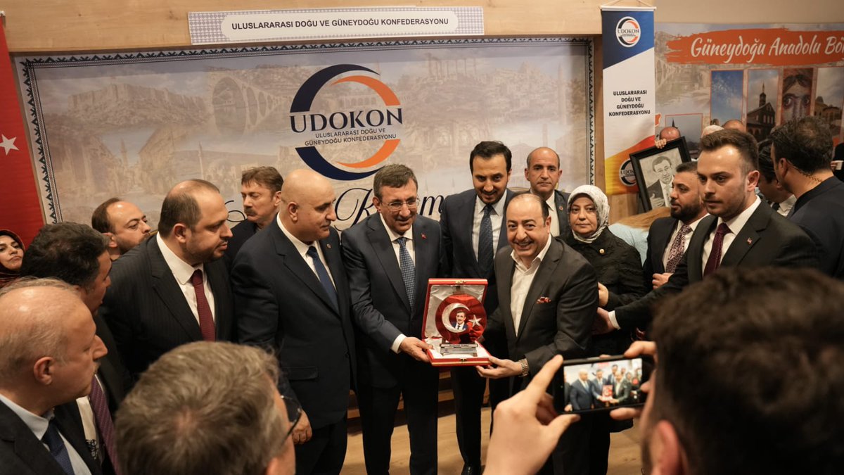 bunderbitlis's tweet photo. Uluslararası Doğu ve Güneydoğu Programı'nda Genel Başkanımız Sn.Feysel Yakşı, Cumhurbaşkanı Yardımcımız Sn.Cevdet Yılmaz’a plaket takdim etti.Sayın Cumhurbaşkanı Yardımcımıza, programlarımızda her zaman bizleri yalnız bırakmadığı ve desteklerini esirgemediği için teşekkür ediyorz https://t.co/LU9ocqO6lu