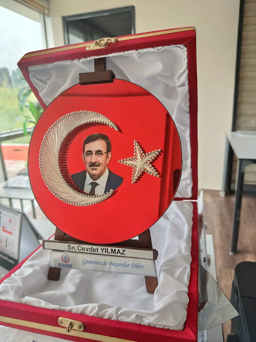 bunderbitlis's tweet photo. Uluslararası Doğu ve Güneydoğu Programı'nda Genel Başkanımız Sn.Feysel Yakşı, Cumhurbaşkanı Yardımcımız Sn.Cevdet Yılmaz’a plaket takdim etti.Sayın Cumhurbaşkanı Yardımcımıza, programlarımızda her zaman bizleri yalnız bırakmadığı ve desteklerini esirgemediği için teşekkür ediyorz https://t.co/LU9ocqO6lu
