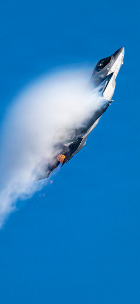 refueled's tweet photo. F-35 Lightning II #iPhoneWallpaper #Wallpaper #F35 (photos from DVIDS) https://t.co/oHqsRnaBIv