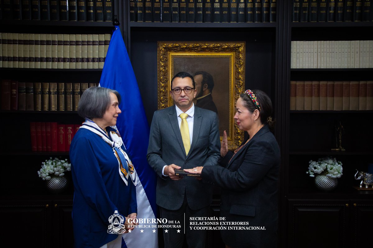 CancilleriaHN's tweet photo. 🇭🇳🤝🇩🇪 🇩🇴 🇵🇦 𝗟𝗮 𝗖𝗮𝗻𝗰𝗶𝗹𝗹𝗲𝗿 𝗔𝗴ü𝗲𝗿𝗼 𝗷𝘂𝗿𝗮𝗺𝗲𝗻𝘁𝗮 𝗮 𝗻𝘂𝗲𝘃𝗼𝘀 𝗘𝗺𝗯𝗮𝗷𝗮𝗱𝗼𝗿𝗲𝘀 🌎 

La Secretaria de Relaciones Exteriores y Cooperación Internacional 𝗠𝗶𝗿𝗲𝘆𝗮 𝗔𝗴ü𝗲𝗿𝗼, 𝗷𝘂𝗿𝗮𝗺𝗲𝗻𝘁ó 𝗮 𝗻𝘂𝗲𝘃𝗼𝘀 𝗘𝗺𝗯𝗮𝗷𝗮𝗱𝗼𝗿𝗲𝘀 𝗱𝗲 𝗛𝗼𝗻𝗱𝘂𝗿𝗮𝘀, 𝗰𝗼𝗻 𝗲𝗹 𝗽𝗿𝗼𝗽ó𝘀𝗶𝘁𝗼 𝗱𝗲 𝗳𝗼𝗿𝘁𝗮𝗹𝗲𝗰𝗲𝗿 𝗲𝗹 𝘀𝗲𝗿𝘃𝗶𝗰𝗶𝗼 𝗲𝘅𝘁𝗲𝗿𝗶𝗼𝗿 𝗰𝗼𝗻 𝗹𝗮 𝗱𝗲𝘀𝗶𝗴𝗻𝗮𝗰𝗶ó𝗻 𝗱𝗲 𝗱𝗶𝗽𝗹𝗼𝗺á𝘁𝗶𝗰𝗼𝘀 𝗱𝗲 𝗰𝗮𝗿𝗿𝗲𝗿𝗮 𝘆 𝗱𝗲 𝗴𝗿𝗮𝗻 𝗲𝘅𝗽𝗲𝗿𝗶𝗲𝗻𝗰𝗶𝗮.

La Canciller Agüero, juramentó como nueva Embajadora de Honduras ante la República Federal de Alemania a Sandra Yamileth Ponce Aguilera, seguidamente a Ernesto Alfonso Pumpo, como nuevo Embajador de Honduras en República Dominicana, también designó a Rafael Fernando Sierra Quesada, como Embajador de Honduras ante la República de Panamá. 

Con estos nombramientos en el exterior el Gobierno de Honduras continúa fortaleciendo las relaciones comerciales, culturales, diplomáticas, para lograr una atención en el exterior más confiable y cercana a la diáspora hondureña.