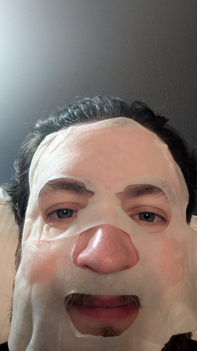 _bfoty's tweet photo. face masks is chill why did no one tell me https://t.co/dRV3a4baEh