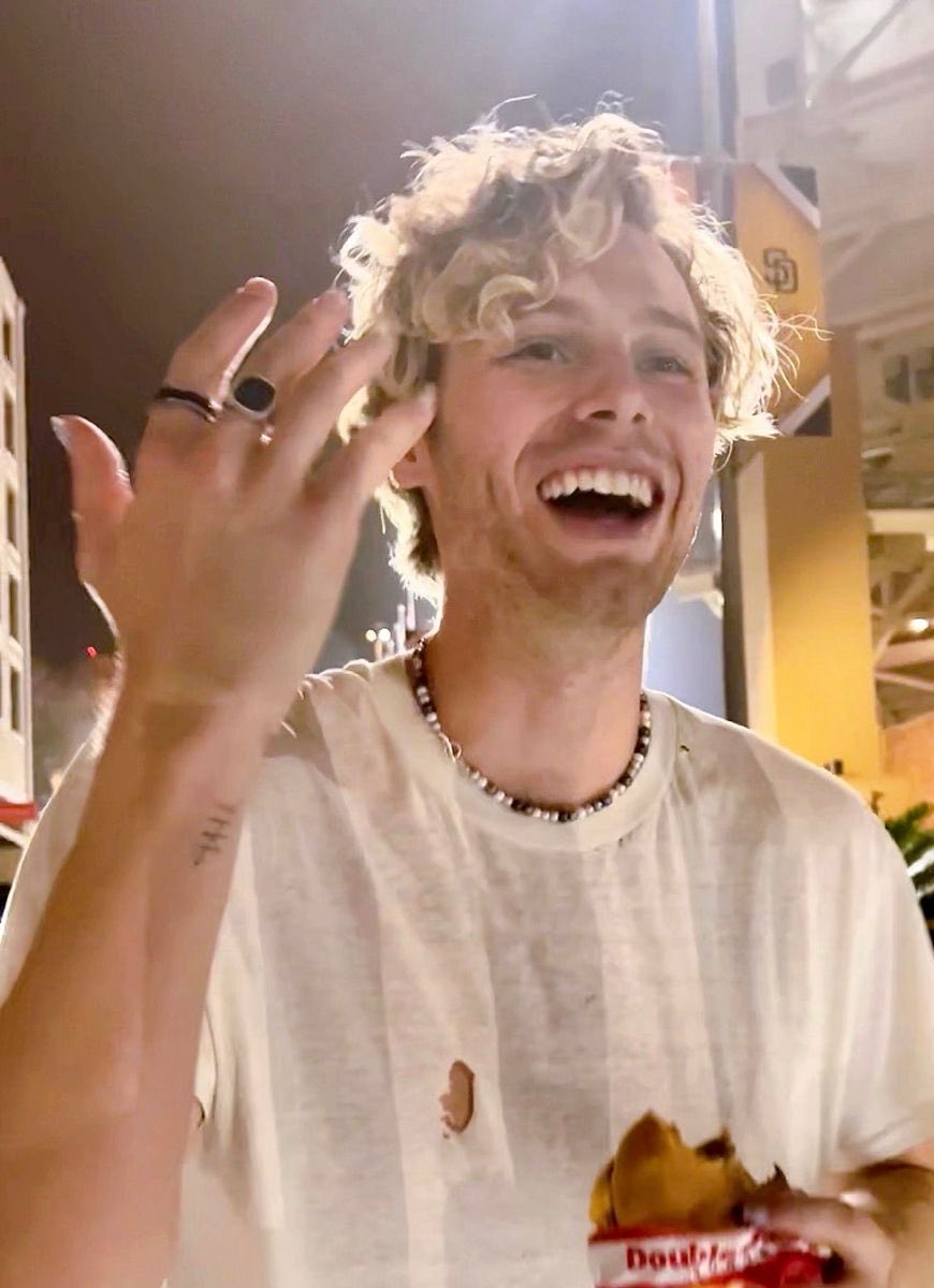✮ scar misses 5sos ✮ tweet media