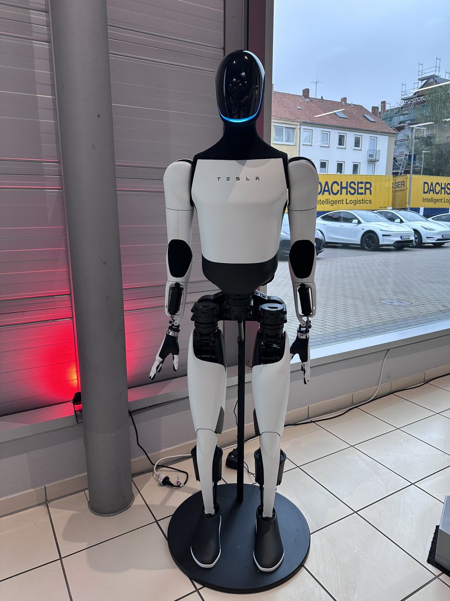 iryna_eth's tweet photo. TESLA STOPS MODEL S.
Tesla has officially halted Model S production, not because the car failed, but because something bigger is coming!
The freed-up capacity is going to mass-producing the Optimus robot. First stop: businesses and enterprises. Final destination: your home! 🤖 https://t.co/RvkRMWvhNS