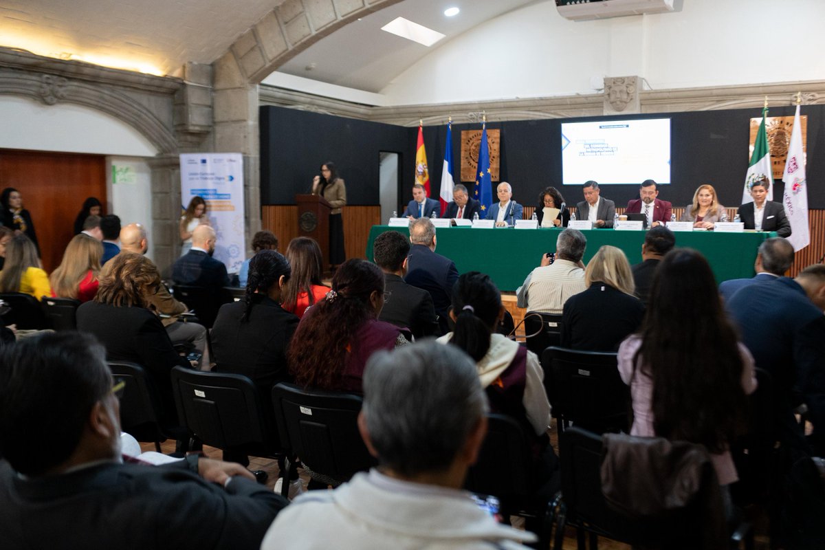 Ines_GONI's tweet photo. 👷‍♀️👷‍♂️ Hoy celebramos el evento de cierre de la Mesa Territorial del Corredor Metropolitano de la Ciudad de México.

Presentamos un informe impulsado por @TrabajoCDMX en coordinación con los proyectos EU4DecentWork y EU4Equity financiados por la @UEenMexico, que destaca la necesidad de transformar el sector de la construcción mediante mayor formalización laboral, capacitación e inversión estratégica, con el objetivo de generar mejores salarios, mayor productividad y trabajo digno.

✍️ Además, firmamos una carta de intención para seguir avanzando hacia empleos formales y verdaderamente dignos en coordinación con @TrabajoEdomex y la @CMIC_CDMX.

🙌🏽 El trabajo digno es nuestra meta: transformar diagnósticos en acciones y políticas públicas que mejoren la vida de las y los trabajadores en la #CapitalDeLaTransformación.  🤝🏽

 #UtopíaLaboral