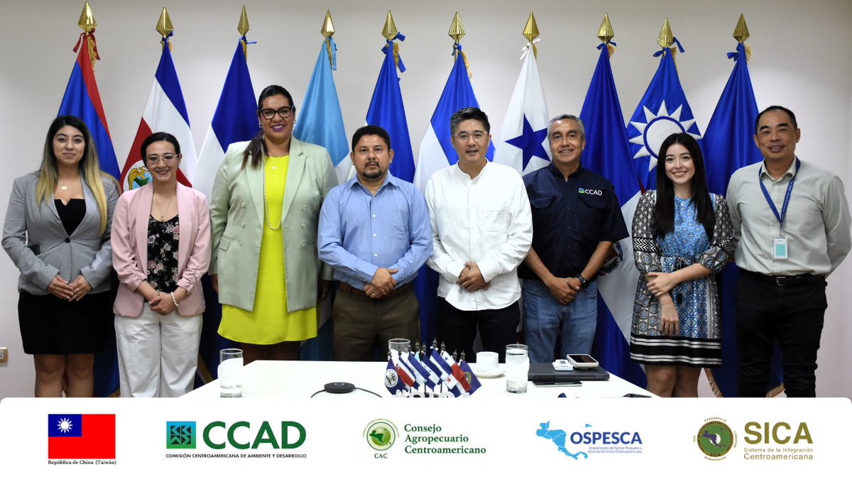 SICAOSPESCA's tweet photo. 🌊¡Alianzas intersectoriales para una región SICA AZUL!🤝

En el marco del Proyecto SICA AZUL, una gestión intersectorial para la protección del medio ambiente marino, se desarrolló una reunión de seguimiento con la participación de la Directora de Cooperación de la SG-SICA, Sra. Carmen Marroquín; el Asesor de Proyectos SICA de la República de China (Taiwán), Sr. Oscar Liang; el Director Regional SICA/OSPESCA, Sr. Abel Carrias; y equipos técnicos de las instancias ejecutoras del proyecto: OSPESCA, @Secretaria_CAC y @CCADSICA. 💙

📌Durante el encuentro, se destacaron importantes avances regionales en áreas estratégicas orientadas al desarrollo sostenible del medio ambiente marino, entre ellas: el manejo de sargazo y residuos marinos, el fortalecimiento de capacidades para comunidades pesqueras y acuícolas, la implementación de sistemas acuapónicos, el desarrollo de herramientas digitales de sensibilización ambiental y el impulso de iniciativas inclusivas dirigidas a mujeres y juventudes rurales.

Agradecemos el valioso apoyo de la República de China (Taiwán) para continuar impulsando el desarrollo sostenible marino-costero en la región SICA.🌎