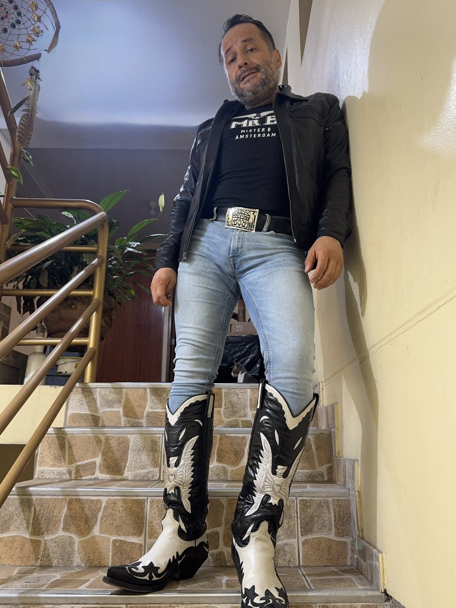 SendraLeather's tweet photo. #bootman #leatherjacket #buckle #tightjeans #jeanstuckedinboots #booted #bootedguy #misterb #tallboots #sendraboots https://t.co/eqbUacwCjZ