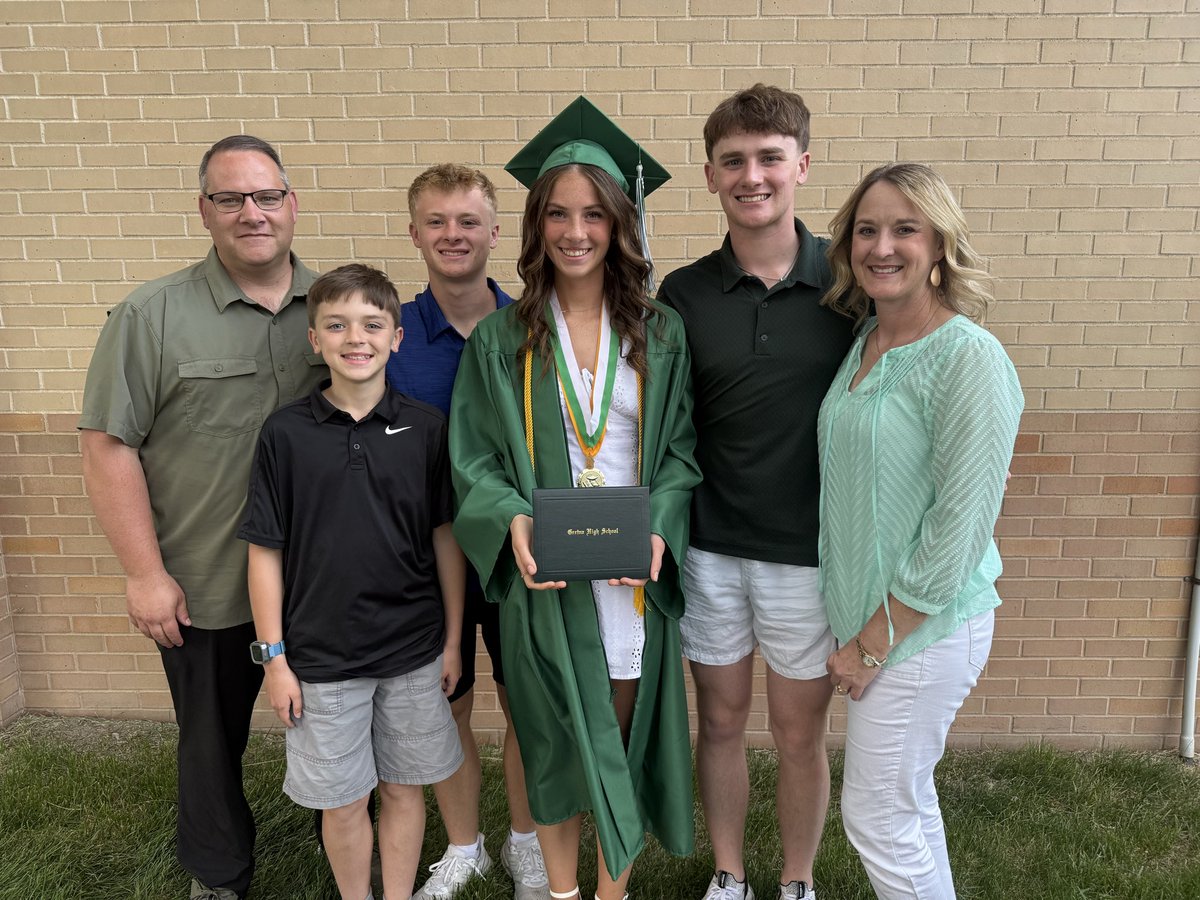 TimHodges402's tweet photo. It was fun to celebrate this girl at her graduation this weekend. Congrats, Ainsley - big things ahead!!! 🎓 https://t.co/8i1EAUjWll