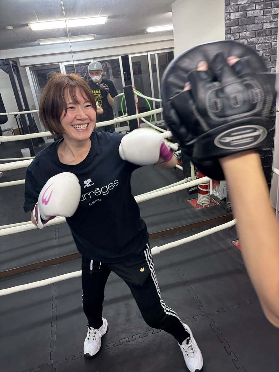 NakamuraTarget's tweet photo. 正直、
「運動したいけど続かない人」かなり多いと思う。

仕事終わりに1時間ジム行くの、
普通にキツい。

だから岐阜で、
“15分だけ”のミット打ちを始めました🥊

運動苦手でも、
忙しくても、
とりあえず来れるくらいがいい。

まずは、
身体を動かすキッカケを作りたい。 https://t.co/Qe5uqUIbm6