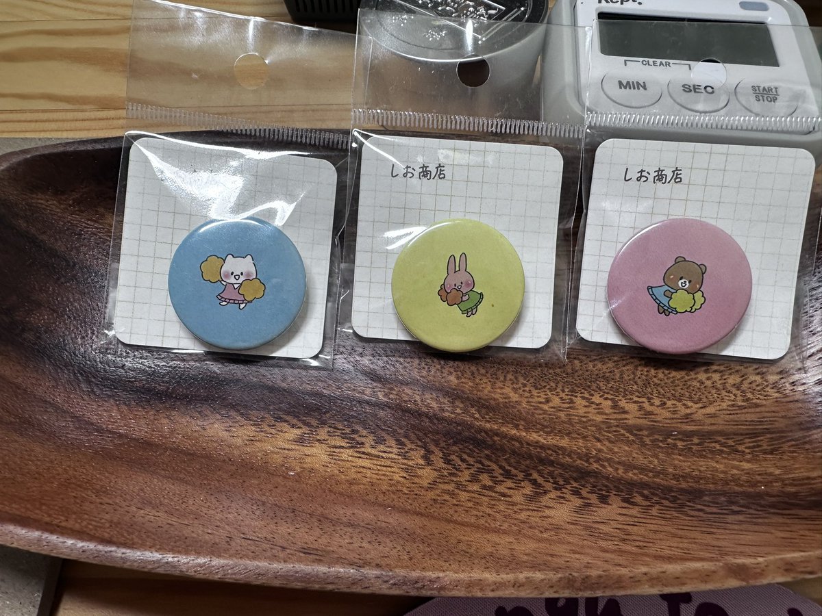 #デザフェス63
#しお商店
しおの名刺完成しました✨
グッズを製作し販売始めたので、イラストレーターを名乗ってみました。
ドキドキ💓ワクワク💓
デザフェスに持っていきます。
ステッカー、缶バッジなど販売します。西館1F  E15ブースでお待ちしてます🎶