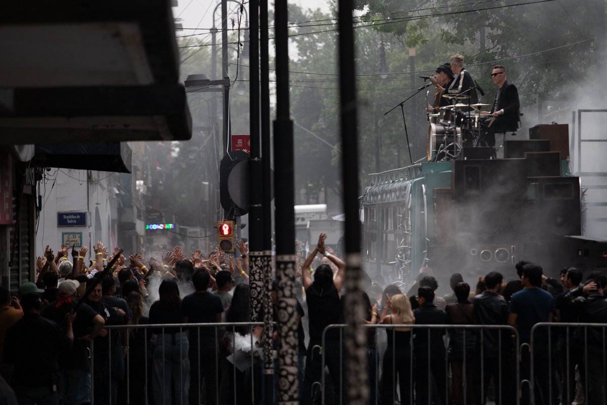 diario24horas's tweet photo. ¡Bono y compañía se apoderan de la #CDMX! 🇲🇽🎸

La legendaria banda irlandesa U2 sorprendió a todos grabando su nuevo video musical en las calles del Centro Histórico

https://t.co/10jpzQeP07 

📷: Cuartoscuro https://t.co/ehWQNPQZ5q