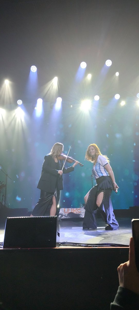 AniitaaNtvg's tweet photo. Los ángeles existen, y hacen magia sobre el escenario
Qué placer verlas brillar✨ 
GRACIAS @milenabrody @LeireMo 
LEIRE MARTÍNEZ EN LATAM ❤️‍🔥 https://t.co/wYJUDEyGpg