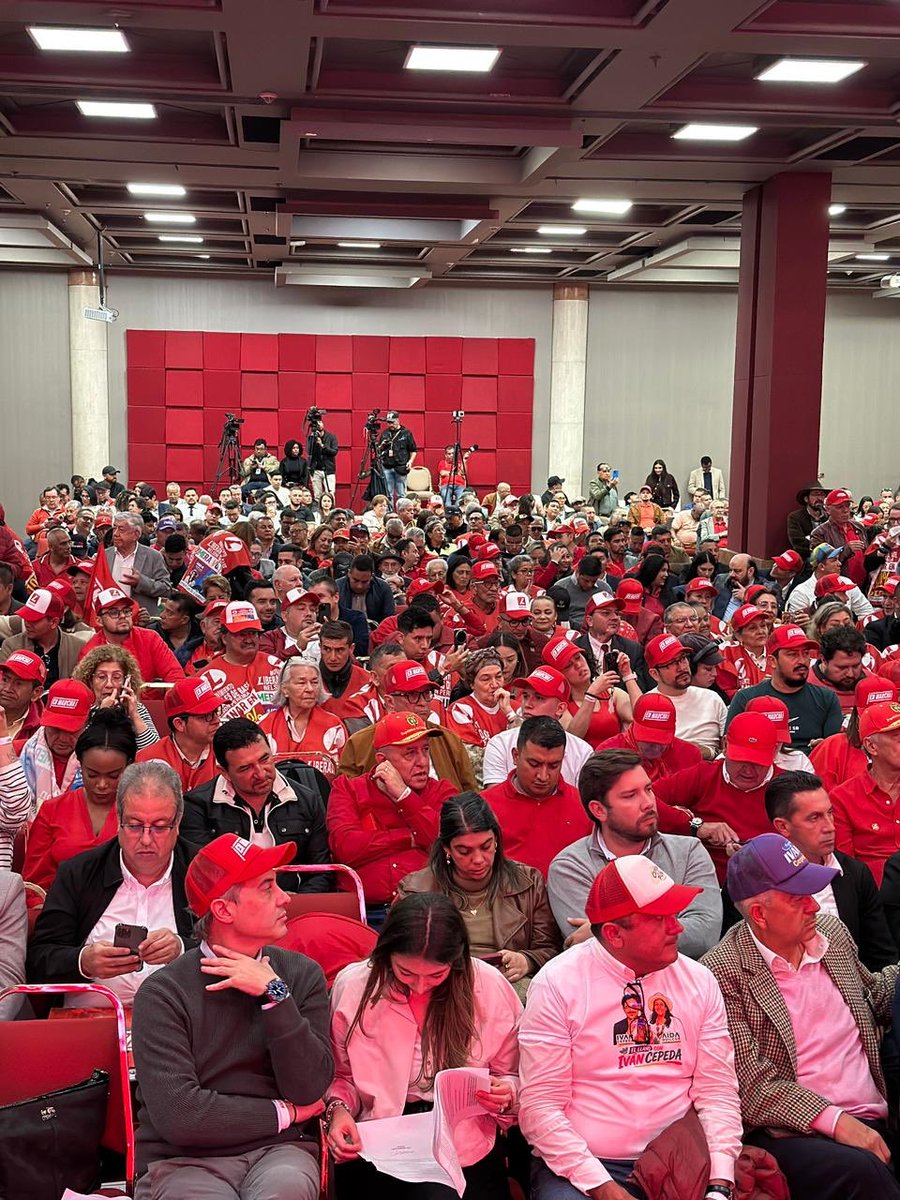 SomosEnMarcha's tweet photo. Lleno total en el Salón ROJO del Tequendama. 🚩🇨🇴  

Los verdaderos liberales estamos con @IvanCepedaCast y @aida_quilcue, nunca del lado de la derecha. Hoy quedó ratificado.
#LiberalesConIván https://t.co/b1pyL06mUi