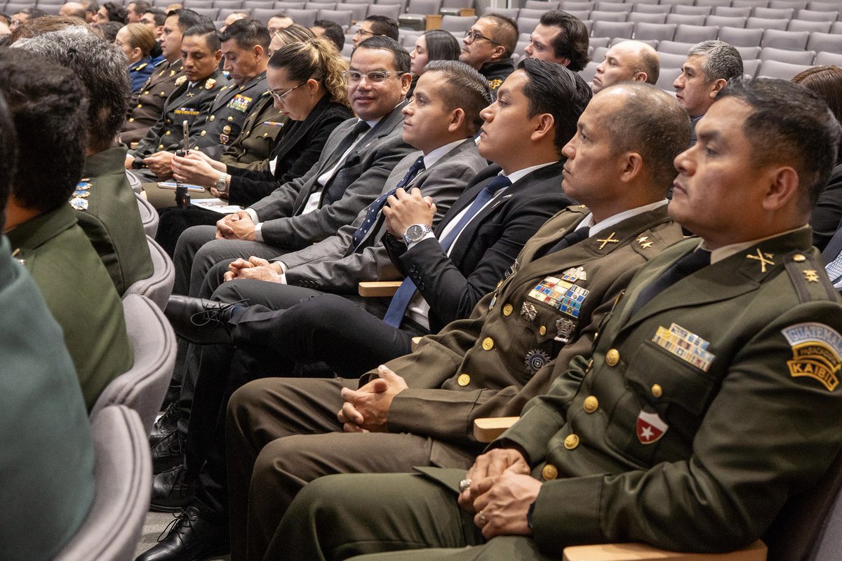 ChristopCornejo's tweet photo. Egresado del curso “Governance and Strategy for Security and Defense” del @WJPerryCenter en Washington D. C.

Nuestra región necesita liderazgos capaces de comprender el entorno geopolítico actual y de construir políticas públicas con visión estratégica. @JDSuggsJr 🇺🇸🇸🇻✍🏼🤝 https://t.co/vjIfUOrbLG