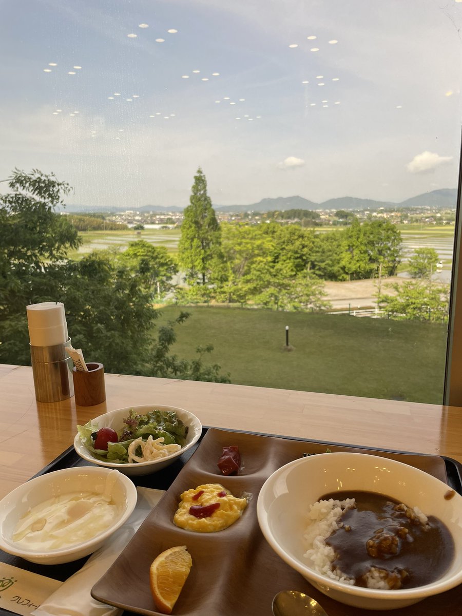 ariari_1016's tweet photo. おはようございます☀

本因坊戦第1局で、滋賀県東近江市・クレフィール湖東にいます。

美しい自然を見ながらの朝食です🥣 https://t.co/WTZeBoX0dK