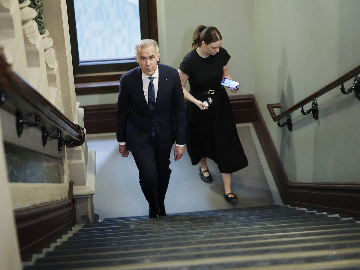 TheTorontoSun's tweet photo. Mark Carney's approval rating as PM slips despite Liberal lead in polls https://t.co/85spPnnL7L https://t.co/leUUGMAJNc