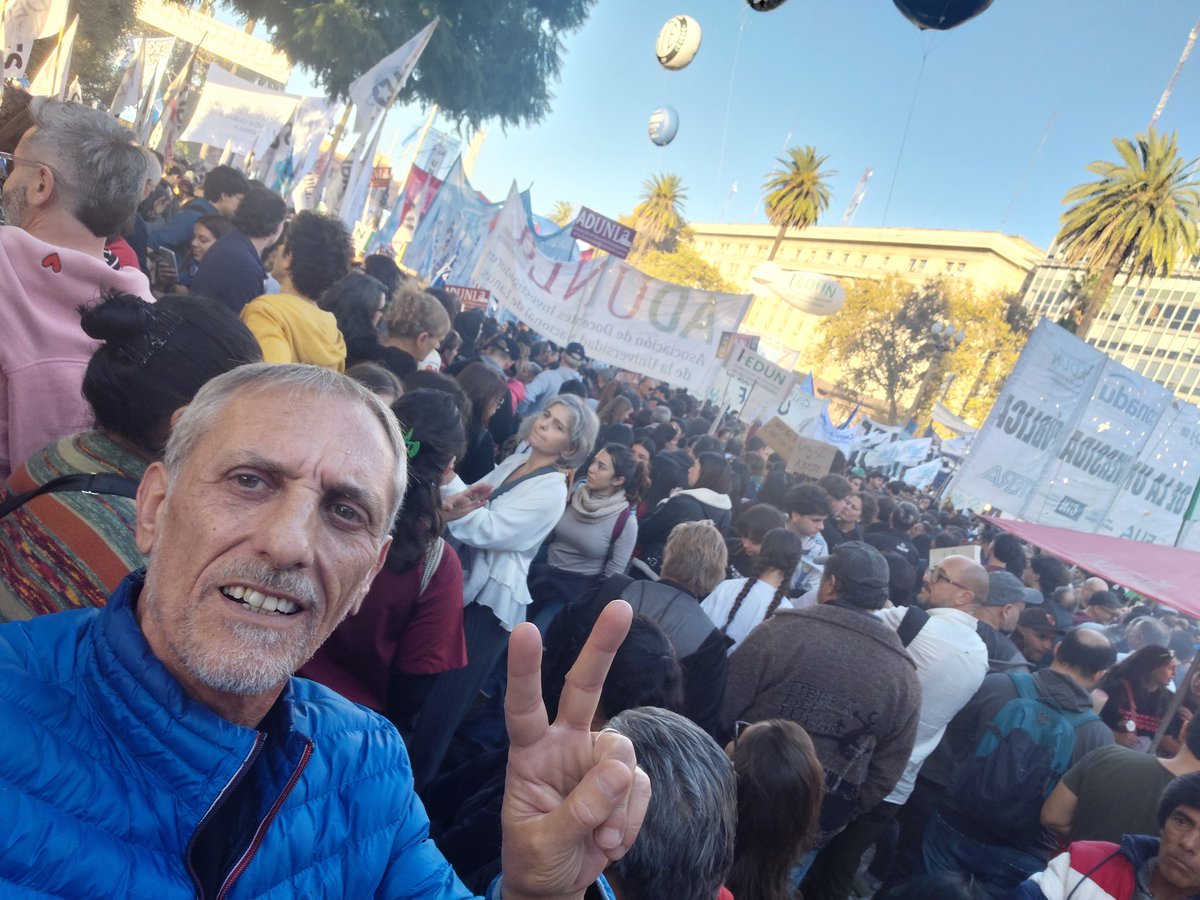 HugoMettino's tweet photo. Postales de una nueva jornada de lucha. Como 1ra generación de universitarios de mi familia, como hijo de la educación pública, y por el futuro de nuestros hijos e hijas y de nuestra Patria; hoy marchamos en defensa de la #UniversidadPública
#MarchaUniversitaria
#MileiCumplíLaLey https://t.co/VCGuohLByr