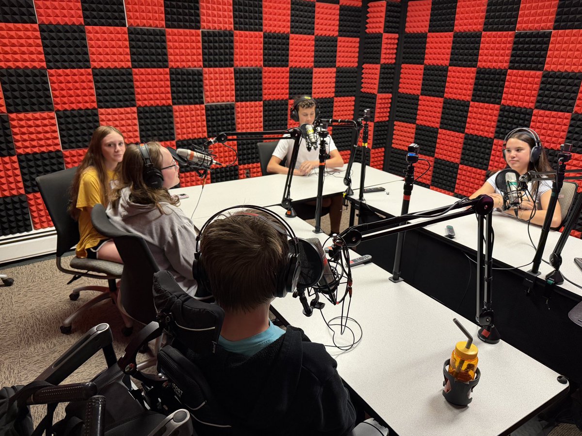 Fernanman42's tweet photo. Great day with students from Russell Middle School hanging @Unl_CoJMC for some media workshops and a @HuskerVisionHD Tour! 🎥📸 https://t.co/R5eT0KEFyY