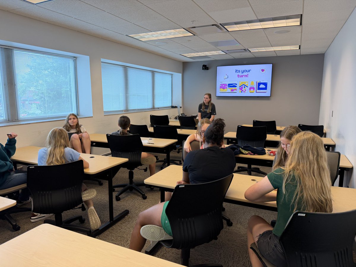 Fernanman42's tweet photo. Great day with students from Russell Middle School hanging @Unl_CoJMC for some media workshops and a @HuskerVisionHD Tour! 🎥📸 https://t.co/R5eT0KEFyY
