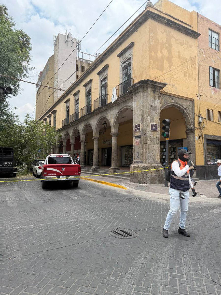 GuadalajaraGob's tweet photo. Importante: debido a la caída de un árbol en la Rotonda de las y los Jaliscienses Ilustres, la calle Independencia, a la altura de Liceo, permanece cerrada temporalmente.  

Si transitas por el Centro de Guadalajara, toma tus precauciones y utiliza vías alternas.  

La caída del árbol provocó afectaciones a dos vehículos; sin embargo, no se reportan personas lesionadas.  

Personal de @PCYBOMGDL ya se encuentra en la zona realizando labores para retirar el árbol. También acudieron elementos de la Comisaría de Guadalajara, Servicios Públicos Municipales, Servicios Médicos y la Dirección de Movilidad para brindar apoyo.