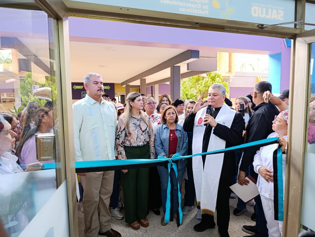 Clezulia's tweet photo. El Gobernador del Zulia, Luis Caldera; entrega áreas recuperadas del Hospital de Especialidades Pediátricas de Maracaibo https://t.co/MUp9iYgkJs https://t.co/0cmKWWvo36