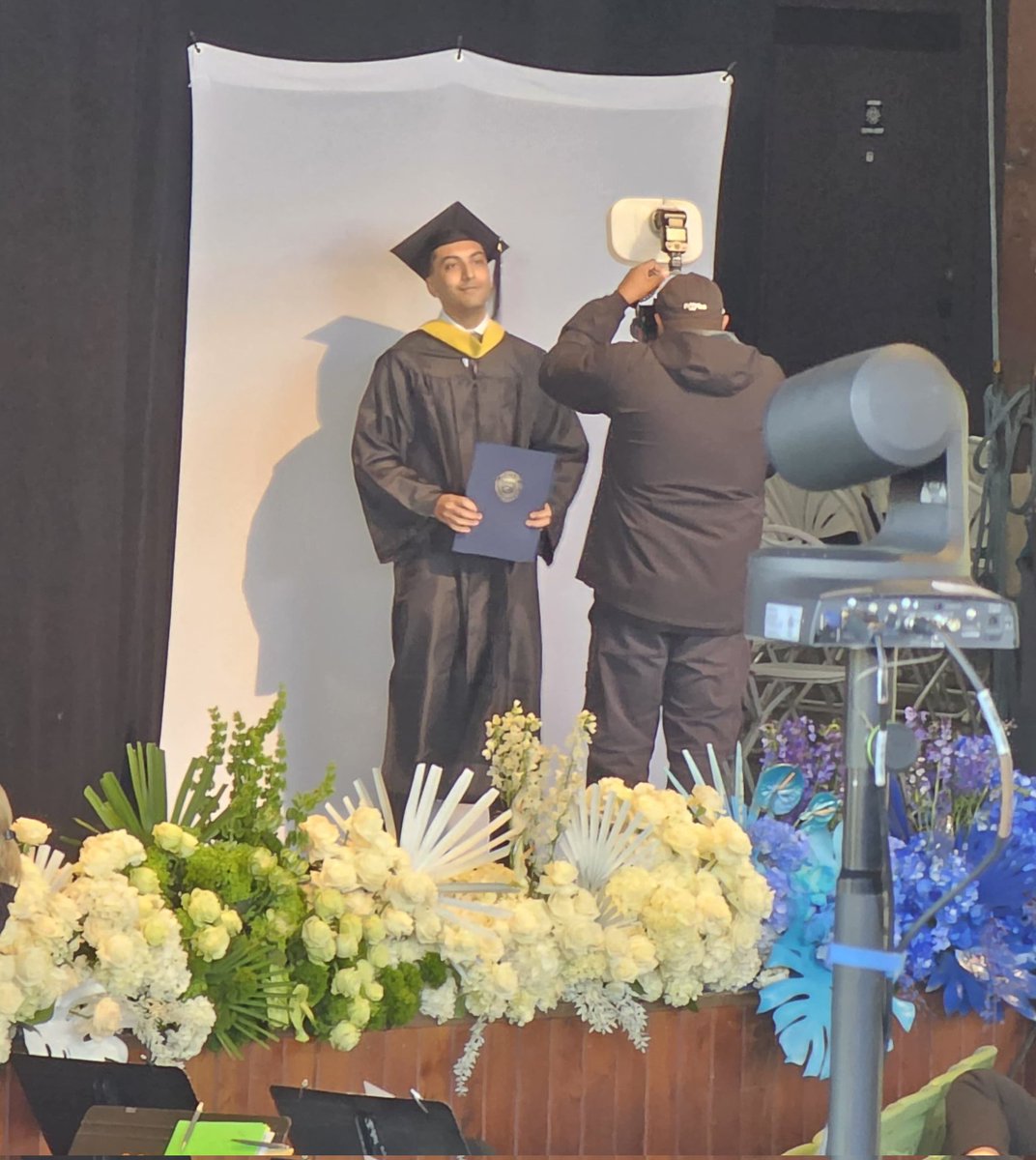 toobad4xbox's tweet photo. JUST GRADUATED YALL!!! (Here's some pictures) https://t.co/8lPq5gC9uZ