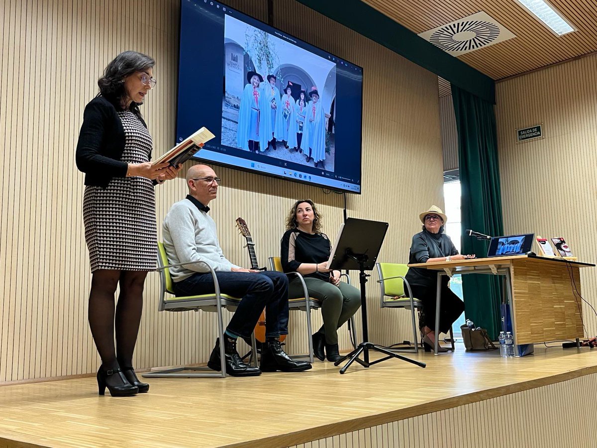 AytoLeganes's tweet photo. 📕 Hoy el primer teniente de alcalde @CarlosULEG ha asistido en Biblioteca Central a “Entre décimas y haikus, dos maneras de mirar el mundo a través de la poesía”
📚 La presentación de los poemarios de Eloisa Pardo:
✍️ La mujer del sombrero. Décimas con fiebre
✍️ Un collar de semillas. Haikus, senryus, jaikus y poemas breves