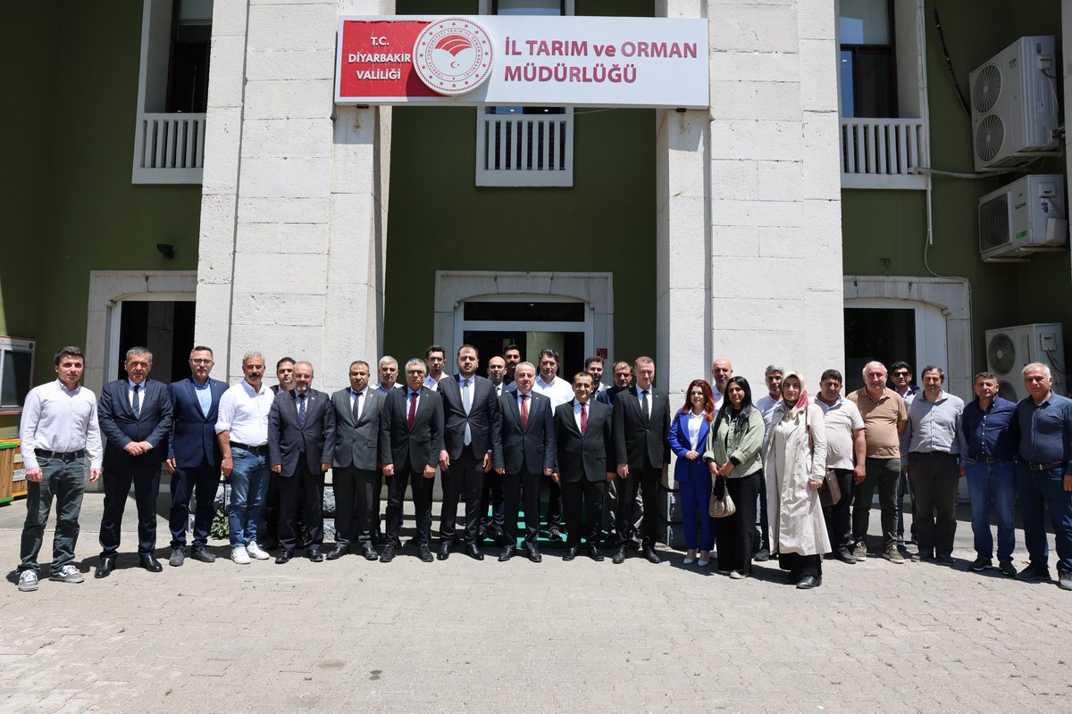 Diyarbakirtarim's tweet photo. 🌾 Tarımda Dijital Dönüşüm Güçleniyor
Tarım ve Orman Bakanlığı Tarım Reformu Genel Müdürlüğü tarafından yürütülen “Uzaktan Algılama ile Ürün Belirleme Çalışmaları” kapsamında bilgilendirme toplantısı Diyarbakır’da gerçekleştirildi.
Toplantıda; Ürün İzleme Sistemi Mobil Uygulaması, Uydu Takip Programı Web Uygulaması ve Coğrafi Bilgi Sistemleri (CBS) üzerinden yürütülecek dijital tarım uygulamaları hakkında teknik bilgilendirmeler yapıldı.
Toplantıya Diyarbakır, Elazığ, Şanlıurfa, Muş, Mardin ve Batman illerinden geniş bir katılım sağlandı. Toplantı kapsamında, Tarım Reformu Genel Müdür Yardımcısı Mustafa Şahin, Daire Başkanı Ramazan Yayla, İl Müdür Vekilimiz Zülkif Orak, İl Müdür Yardımcıları, Tarımsal Altyapı ve Arazi Değerlendirme Şube Müdürleri, Bitkisel Üretim ve Bitki Sağlığı Şube Müdürleri ile CBS ve ÇKS İl Sistem Sorumlularına yürütülecek iş ve işlemler hakkında teknik bilgilendirme yapıldı.
2026 üretim sezonu öncesinde sahadaki koordinasyonun güçlendirilmesi ve dijital takip sistemlerinin etkin kullanımının yaygınlaştırılmasının hedeflendiği toplantıda, tarımda teknolojik dönüşümün önemi bir kez daha vurgulandı. 🚜📡
@TCTarim @trgmresmi @dbakirvalilik