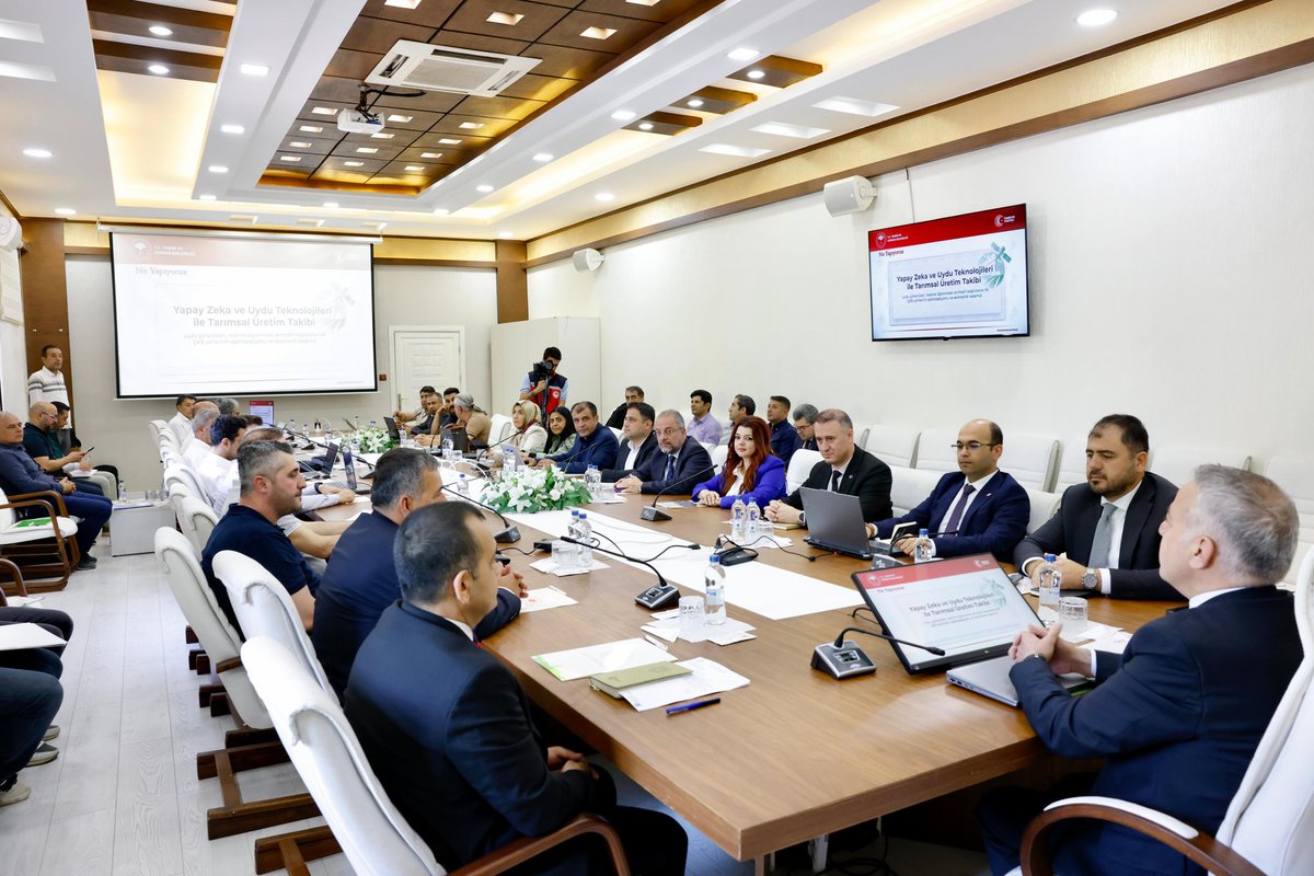 Diyarbakirtarim's tweet photo. 🌾 Tarımda Dijital Dönüşüm Güçleniyor
Tarım ve Orman Bakanlığı Tarım Reformu Genel Müdürlüğü tarafından yürütülen “Uzaktan Algılama ile Ürün Belirleme Çalışmaları” kapsamında bilgilendirme toplantısı Diyarbakır’da gerçekleştirildi.
Toplantıda; Ürün İzleme Sistemi Mobil Uygulaması, Uydu Takip Programı Web Uygulaması ve Coğrafi Bilgi Sistemleri (CBS) üzerinden yürütülecek dijital tarım uygulamaları hakkında teknik bilgilendirmeler yapıldı.
Toplantıya Diyarbakır, Elazığ, Şanlıurfa, Muş, Mardin ve Batman illerinden geniş bir katılım sağlandı. Toplantı kapsamında, Tarım Reformu Genel Müdür Yardımcısı Mustafa Şahin, Daire Başkanı Ramazan Yayla, İl Müdür Vekilimiz Zülkif Orak, İl Müdür Yardımcıları, Tarımsal Altyapı ve Arazi Değerlendirme Şube Müdürleri, Bitkisel Üretim ve Bitki Sağlığı Şube Müdürleri ile CBS ve ÇKS İl Sistem Sorumlularına yürütülecek iş ve işlemler hakkında teknik bilgilendirme yapıldı.
2026 üretim sezonu öncesinde sahadaki koordinasyonun güçlendirilmesi ve dijital takip sistemlerinin etkin kullanımının yaygınlaştırılmasının hedeflendiği toplantıda, tarımda teknolojik dönüşümün önemi bir kez daha vurgulandı. 🚜📡
@TCTarim @trgmresmi @dbakirvalilik