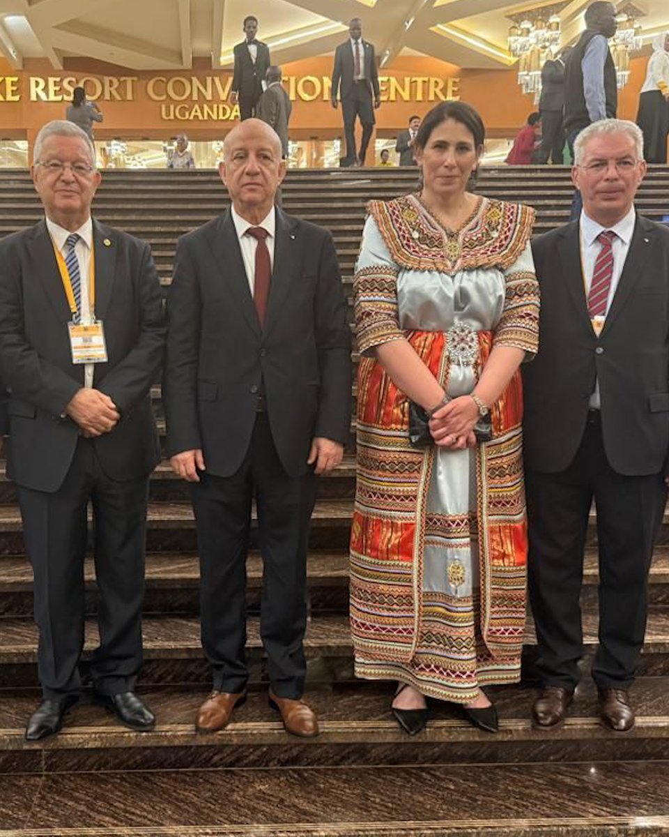 LeLienofficiel's tweet photo. 🇩🇿À l’occasion du dîner organisé par le président ougandais Yoweri Museveni pour célébrer sa prestation de serment, la diplomate algérienne Selma Malika Haddadi, vice-présidente de la Commission de l’Union africaine, est apparue en tenue traditionnelle algérienne, mettant en valeur l’élégance du patrimoine national.