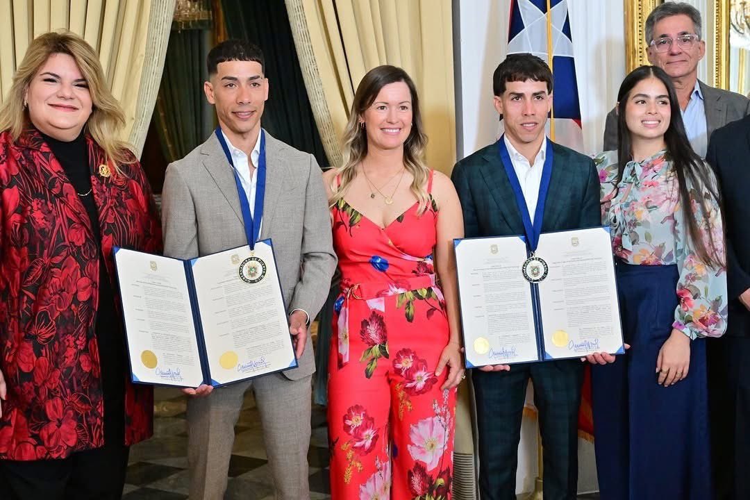 josedanielnews's tweet photo. 🇵🇷 La Gobernadora de Puerto Rico, Jenniffer González Colón, condecoró a los destacados jinetes puertorriqueños José L. Ortiz e Irad Ortiz Jr. por su extraordinaria actuación en la 152.ª edición del Kentucky Derby 2026. 🏆
José L. Ortiz se alzó con la victoria a bordo de Golden Tempo 🐎, mientras que su hermano Irad Ortiz Jr. finalizó en segundo lugar montando a Renegade. Este logro representa un hito sin precedentes en la historia del hipismo, al convertirse en los primeros hermanos boricuas en ocupar el primero y segundo lugar en la carrera más prestigiosa de Estados Unidos. ✨
Este reconocimiento resalta el talento, la disciplina y el legado de una familia profundamente vinculada al deporte hípico, elevando el nombre de Puerto Rico a nivel internacional. 💪
En mi opinión, los Ortiz son orgullo del gentilicio de Puerto Rico y le han dado un gran regalo a su pueblo que todos celebran. 
Bendiciones. 🙏❤️