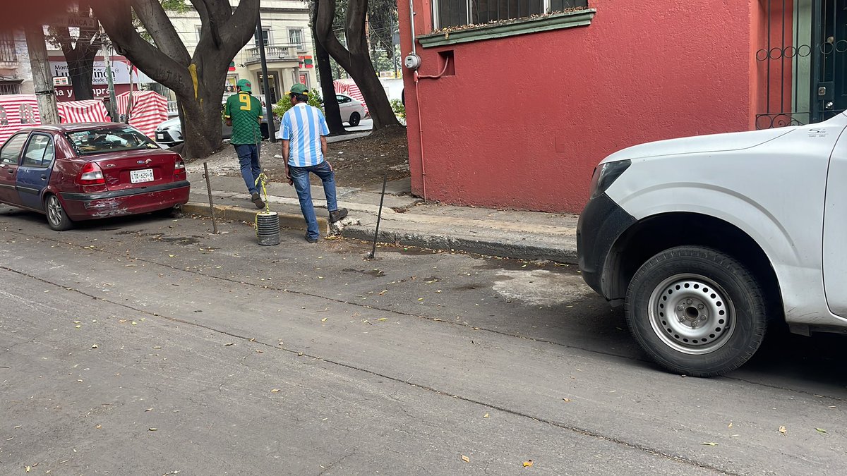 Wprietos's tweet photo. Toda la calle Ocotlán está llena de varillas, y tubos para apartar la calle, lo cual no debería de estar ahí al igual que ese coche rojo que lleva más de un año en ese lugar https://t.co/8kCARGRWqD