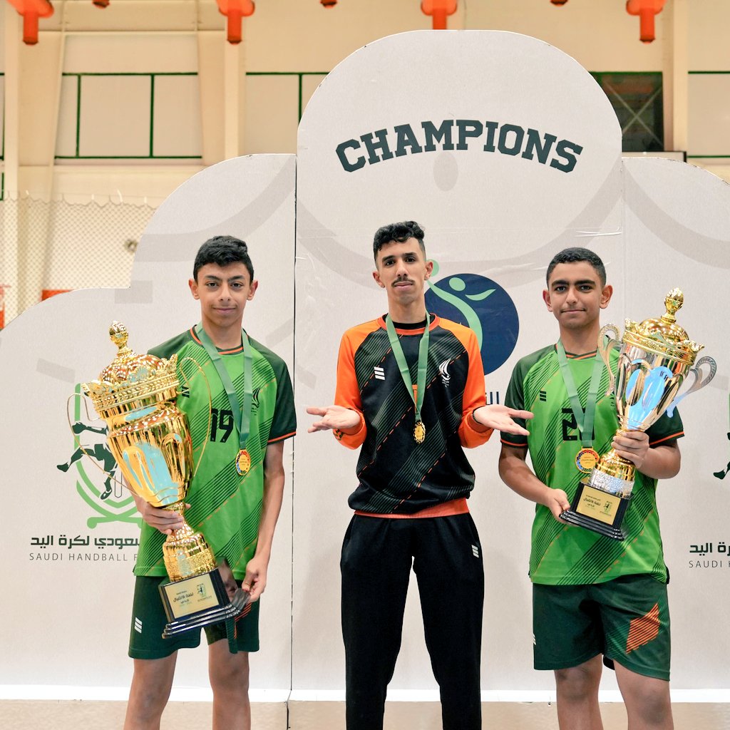 sahfksa's tweet photo. 📸 فرحة لاعبي فريق النور بعد التتويج بكأس النسخة الثانية من #نخبة_أشبال_اليد 🏆🤾‍♂️ https://t.co/ZBOq0lM2UF