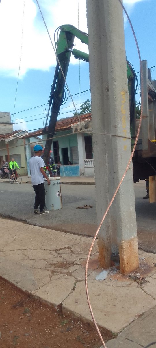 AniaThompson1's tweet photo. Los @CDRProvArt reconocen el trabajo de los linieros de nuestra provincia en #ArtemisaJuntosSomosMás, para darle un mejor servicio a la población #CubaVencerá
#CDRCuba https://t.co/9p5AsaZiXq