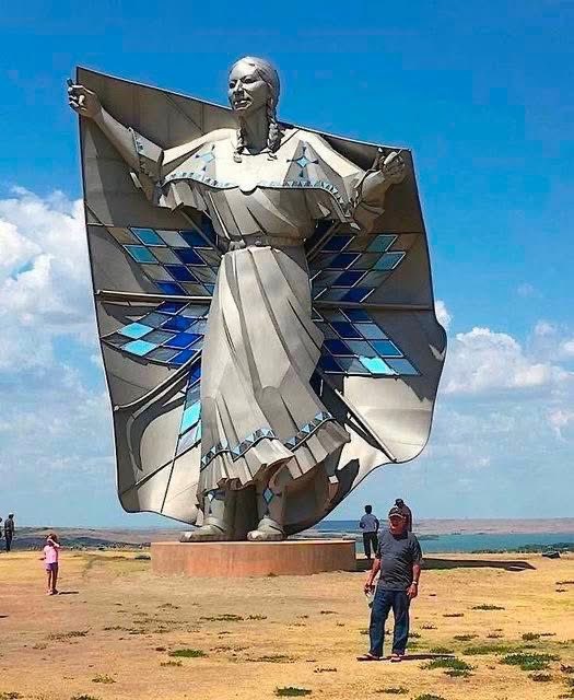 native_am_pride's tweet photo. I don't know why this hasn't received more publicity, but this fifty-foot sculpture was unveiled recently in South Dakota.
It's called 'Dignity' and was done by artist Dale Lamphere to honor the women of the Sioux Nation. https://t.co/Ax33oobpH6