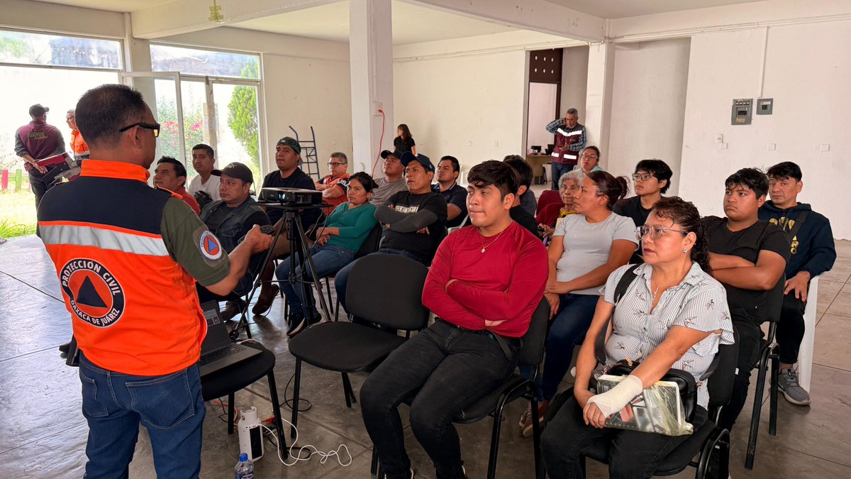 SDGYTOJ's tweet photo. Protección Civil, en coordinación con la Dirección de Comercio en Vía Pública, realizó un curso de capacitación sobre el uso y manejo de extintores dirigido a vendedores de hot dogs y hamburguesas de la Unión de Vendedores Ambulantes, Fijos y Semifijos Hermanos Flores Magón. https://t.co/537gC3JlYu