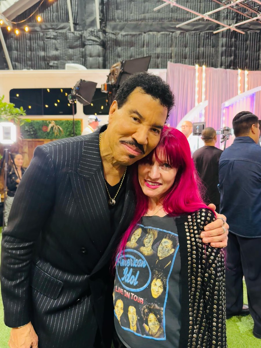lyndseyparker's tweet photo. Next year, OG @AmericanIdol champ @kellyclarkson is eligible for the @rockhall. @LionelRichie &amp; I discussed Kelly's chances, &amp; since were talking rock &amp; classic ‘Idol’ moments, I also had to ask what he thought of @thedavidcook's "Hello"! See what he said: https://t.co/UNFPHAl6tU https://t.co/5scPIpnFGr
