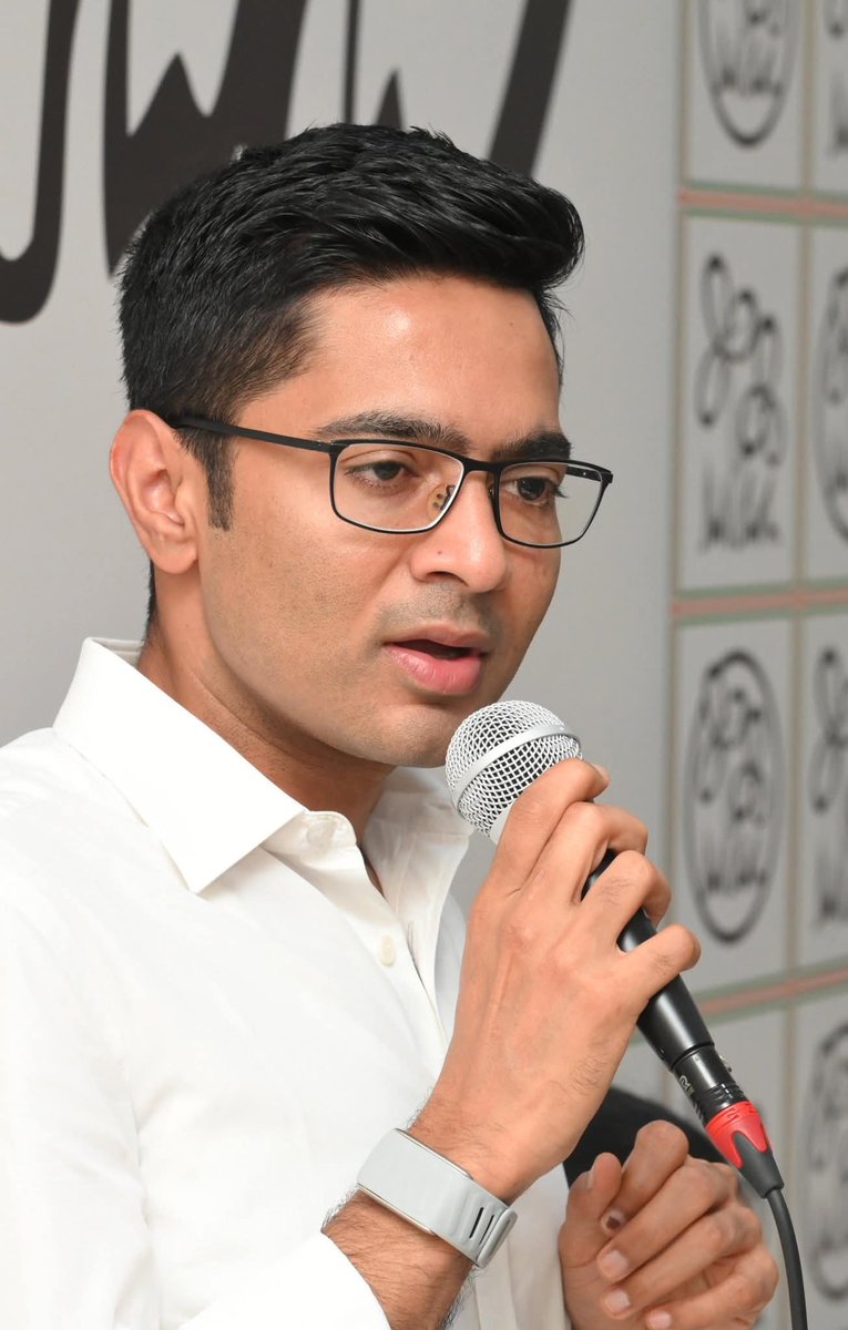 azadsk86015864's tweet photo. @AITCofficial @MamataOfficial @abhishekaitc Bengal’s pride and our digital leader @ItsYourDev! We follow the path shown by @MamataOfficial and @abhishekaitc. @AITCofficial ✊🛡️"#AITCITSMCell #DigitalLeader #BengalPride #AITCSuccess #JaiBangla https://t.co/mjqsffAPg9