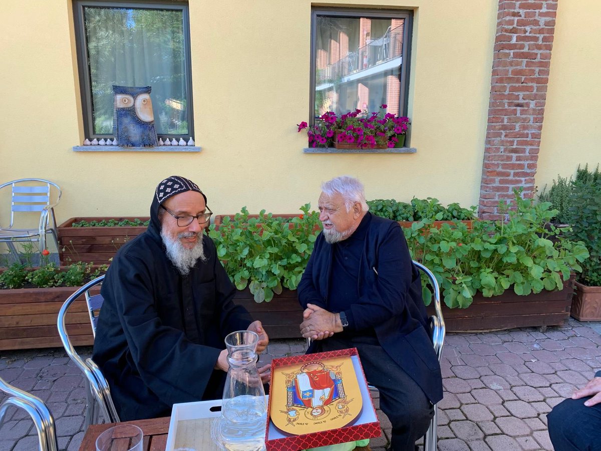 enzobianchi7's tweet photo. Dal profondo deserto egiziano ABUNA DANIEL
MONACO COPTO CHE VIVE DA EREMITA, amico di fr.kENZO è venuto alla Madia rinnovando antichi legami con i monaci copti dell’egitto. Come é bello e gioioso che i fratelli si incontrino e stiano insieme!….. https://t.co/0QIidVUX8s