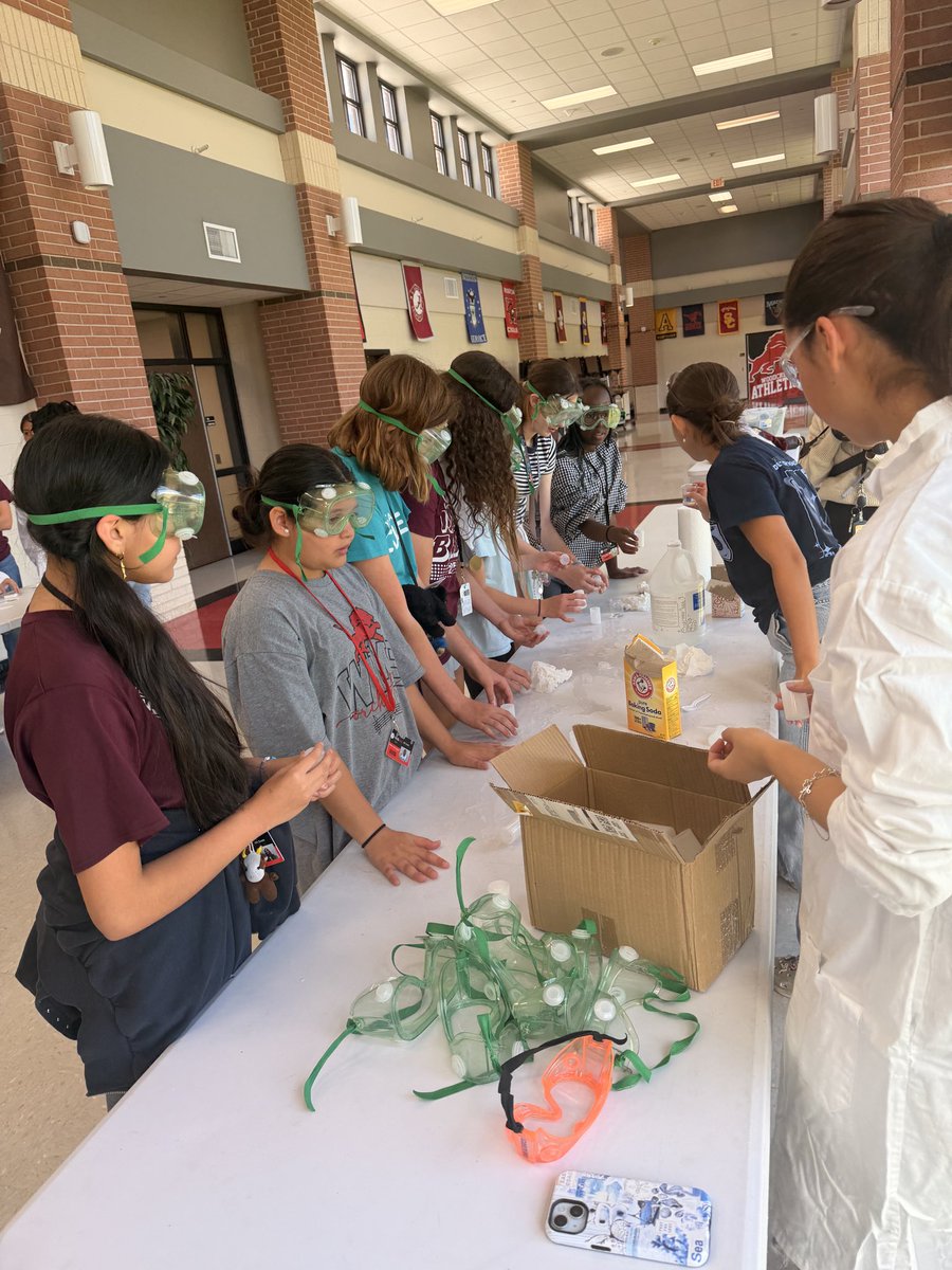 jokeeffeox's tweet photo. STEM excitement was off the charts today! 🚀🧪 @HumbleISD_SCHS joined our Wonder Women of STEM for an amazing outreach event led by many former students. Hands-on experiments, high engagement, and future leaders in action! @HumbleISD_WMS @HumbleISD https://t.co/UpctBsLKUl