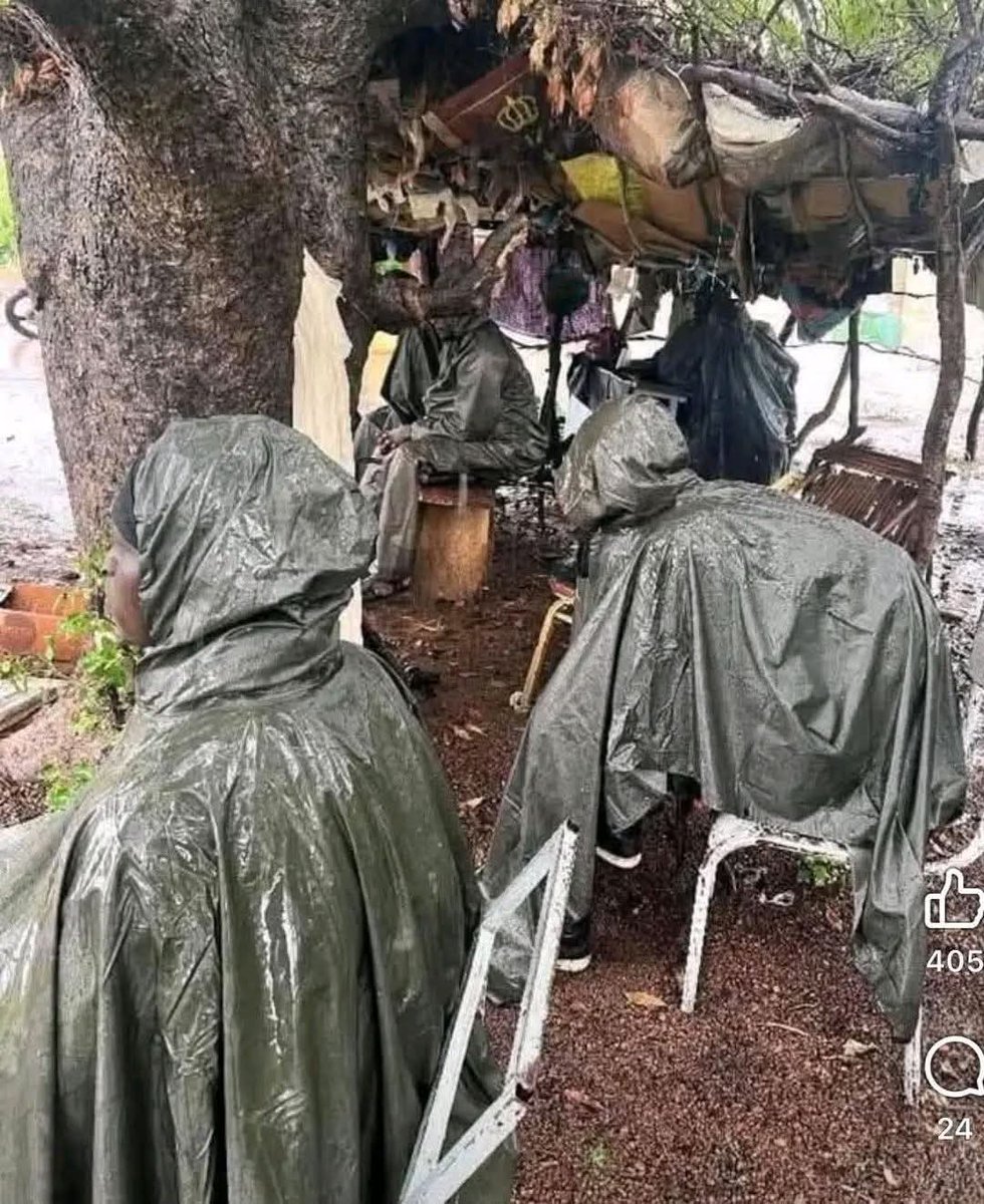 sonta10061's tweet photo. Ce ne sont pas des sachets, ce sont nos braves et immortel FDS des pères de famille qui ont laissé femmes et enfants pour que toi tu puisses profiter de la vie. Alors tous ce que nous pouvons faire c'est de prier pour eux et leur progénitures.
Vive FAMa, Vive FDS,Vive AES https://t.co/HJoWURCLiN