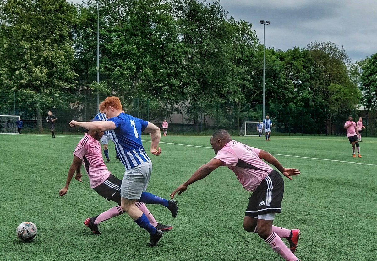 Scarpenter_67's tweet photo. Suffice to say Piccadilly FC easily cruised into the @LULeagueLondon Cup Final with a comfortable victory over London Transport Police.
After relegation a year ago it's great to see Piccadilly back next season in Div 1 and now going for glory in the cup π
#dillydilly https://t.co/XNYo73ACbM