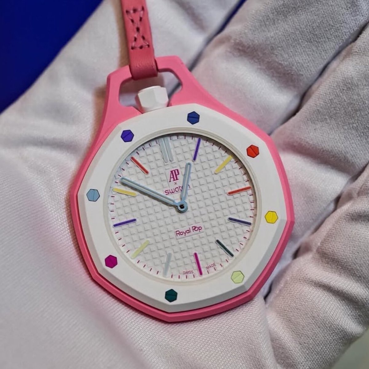 Ovrnundr's tweet photo. Audemars Piguet x Swatch Royal Pop ⌚️

• May 16th

- Lépine-style ($400)
- Savonnette-style ($420)

The pocket watches come in 8 colorways https://t.co/sjNfSo5Sls
