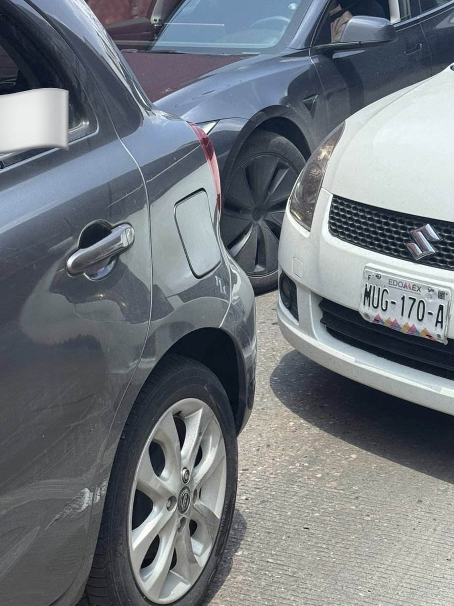 PamCerdeira's tweet photo. ⚠️ Va en el carril confinado, choca, amenaza para que no lo persigan y se da a la fuga.

Así este conductor de un Suzuki SWIFT placas MUG-170-A impactó a un March, al intentar salirse del carril confinado del Mexibús, sobre la Av. López Portillo, a la altura de Coacalco, Edomex. https://t.co/szNbIyIdUb