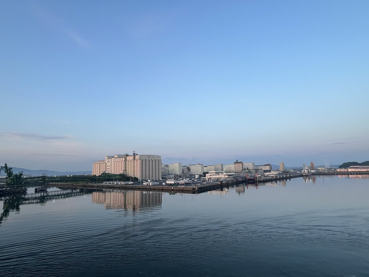 yasEVO's tweet photo. 八戸に到着ーーー^_^
今日は天気良さそうだね☀️
さー下船して十和田に戻る！
今日も頑張って行こう😊
#八戸市
#シルバーフェリー https://t.co/bGEkS6C6uv