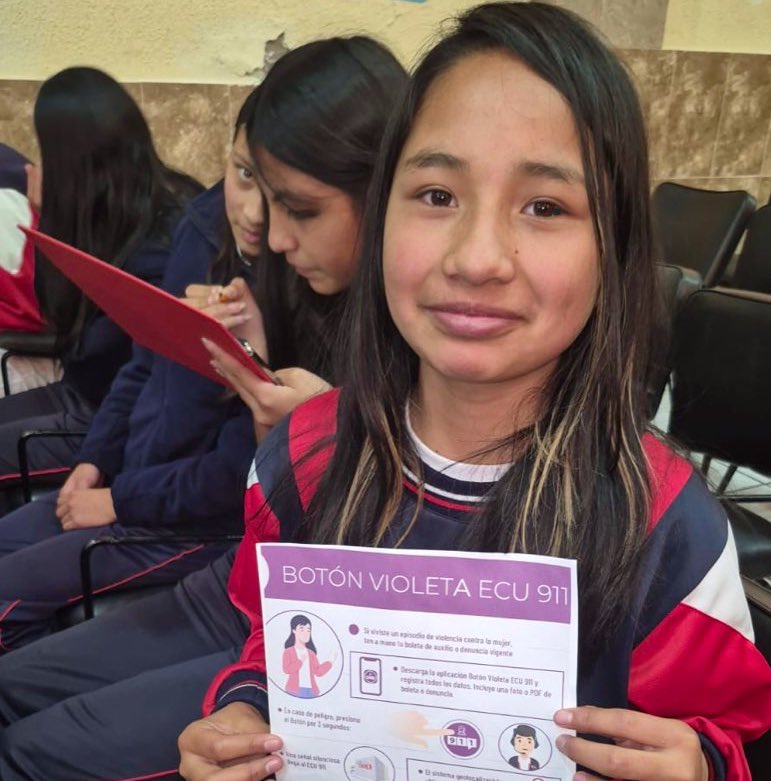 ecu911Ibarra's tweet photo. #Tulcán | El @ECU911_ socializó, al segundo grupo de la Unidad Educativa Tulcán, el funcionamiento de la #AppECU911 ❤️ y es#BotónVioletaECU911 💜 con el objetivo de fortalecer la prevención y atención de casos de violencia.

Esta herramienta tecnológica silenciosa permite reportar emergencias de forma inmediata.

🟣 Presiona por 3 segundos
🚨 La alerta llega al #ECU911
🚔 Se coordinan unidades de primera respuesta para la atención.

🤝 Trabajamos por la protección y seguridad de las mujeres.