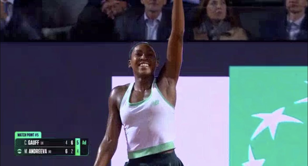 BenoitMaylin's tweet photo. Quel match sublime ! Quel combat ! 

Elles ont été exceptionnelles.

Oui, Gauff gagne encore et toujours contre Andreeva.

Mais Mirra, menée 5/1 au 3e set, revient, s’offre 5 balles de 5/5, avant que Coco s’impose à sa 5e balle de match, dans un dernier jeu énorme.

4/6 6/2 6/4 https://t.co/MFI9zpTiw9